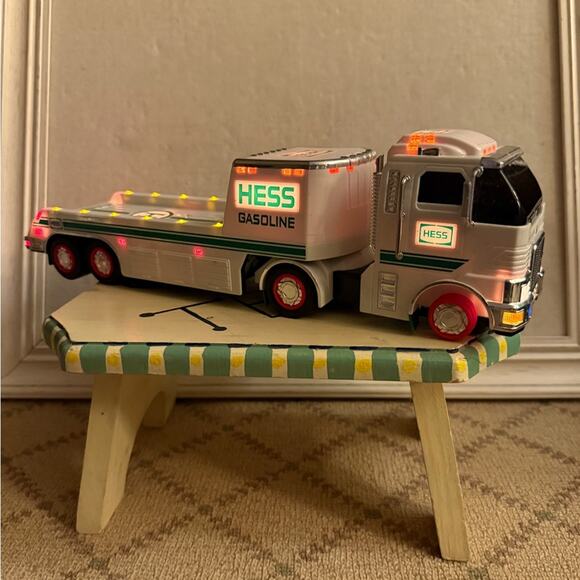 Hess 2006 Flatbed Truck - Picture 1 of 5